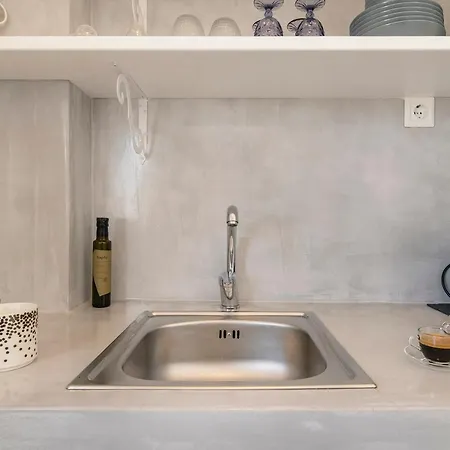 New Spacious With Balcony In The Heart Of * נאוסה