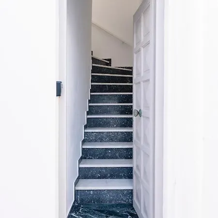 New Spacious With Balcony In The Heart Of דירה *