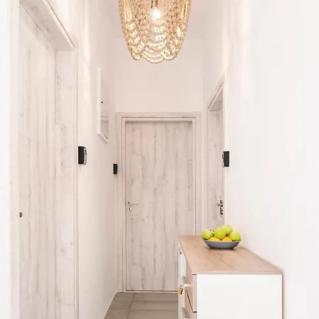New Spacious With Balcony In The Heart Of נאוסה