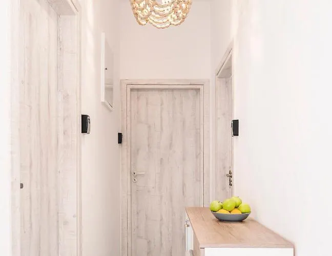 New Spacious With Balcony In The Heart Of Naousa